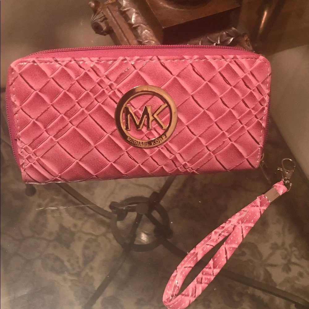 😍Michael Kors Pink Quilted Wallet
